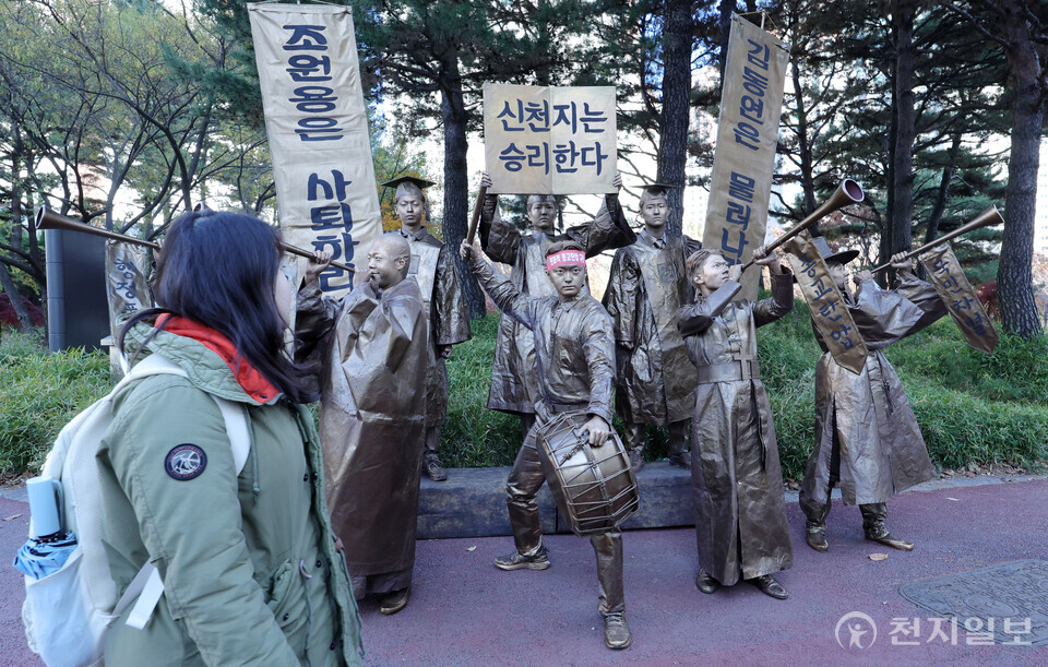 [천지일보=박준성 기자] 22일 경기도 수원시 영통구 경기도청 북문 앞에서 ‘편파적인 종교탄압 규탄 결의대회’ 릴레이집회가 열리는 가운데 베드로지파 문화예술단이 경기도청에 사과를 요구하는 퍼포먼스를 시민들이 바라보고 있다.ⓒ천지일보 2024.11.22.