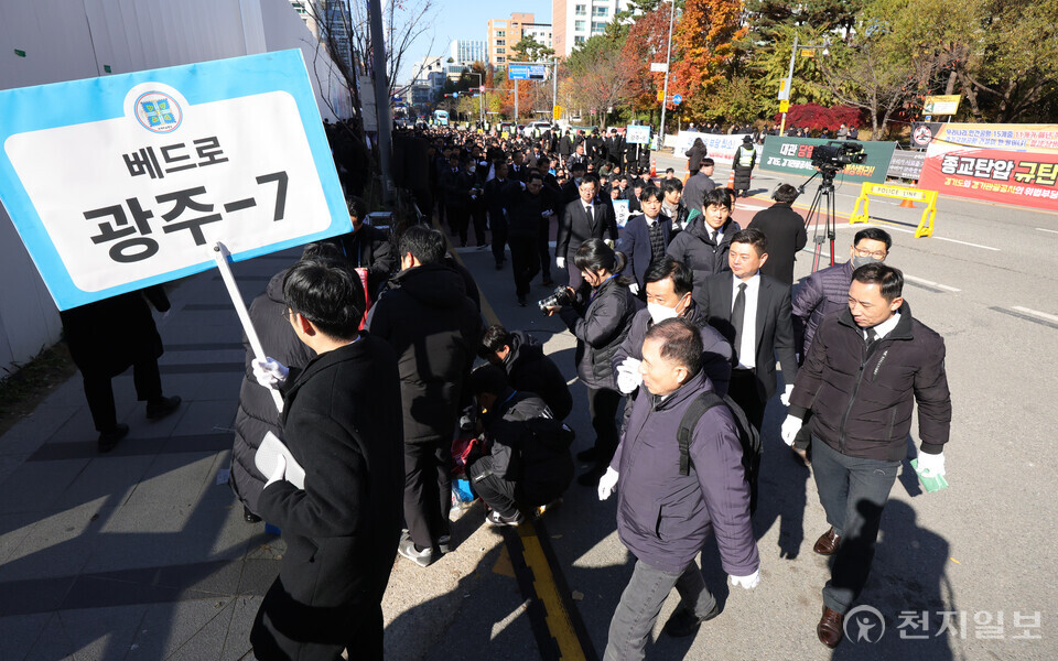 [천지일보=박준성 기자] 22일 경기도 수원시 영통구 경기도청 북문 앞에서 ‘편파적인 종교탄압 규탄 결의대회’ 릴레이집회가 마친 뒤 집회 참가자들이 질서를 지키며 이동하고 있다.ⓒ천지일보 2024.11.22.