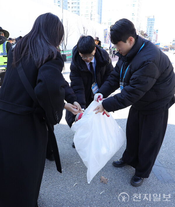 [천지일보=박준성 기자] 22일 경기도 수원시 영통구 경기도청 북문 앞에서 ‘편파적인 종교탄압 규탄 결의대회’ 릴레이집회가 마친 뒤 자원봉사단 회원들이 집회 현장을 청소하고 있다.ⓒ천지일보 2024.11.22.