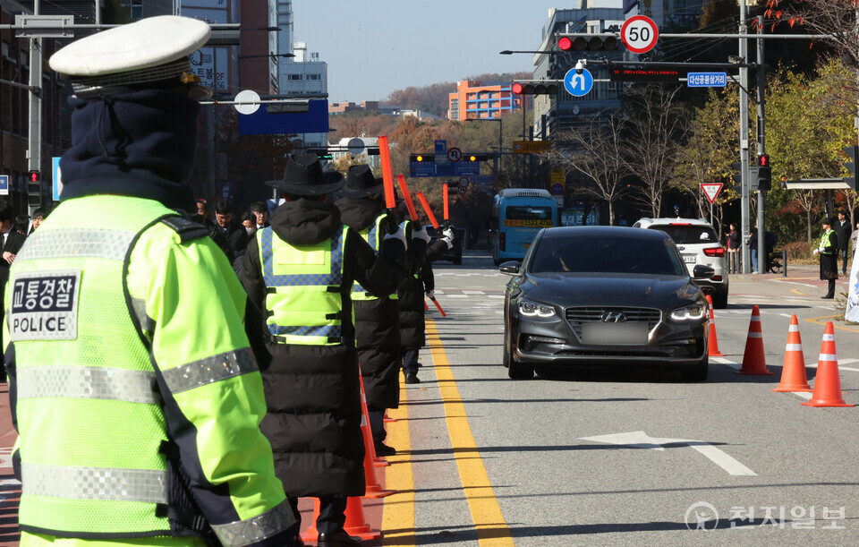 [천지일보=박준성 기자] 22일 경기도 수원시 영통구 경기도청 북문 앞에서 ‘편파적인 종교탄압 규탄 결의대회’ 릴레이집회가 열리는 가운데 베드로지파 자원봉사단 회원들이 안전한 질서 유지를 위해 교통봉사를 하고 있다. ⓒ천지일보 2024.11.22.