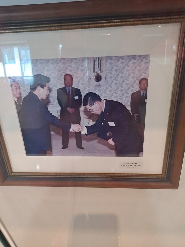 김현재 케이삼흥 회장은 노무현 전 대통령의 측근으로 꼽히는 열린우리당 의원들과도 깊은 친분이 있는 것으로 알려졌다. 사진은 노 전 대통령에게 국민훈장 모란장을 수여받은 모습이 담긴 사진. (제공: 제보자) ⓒ천지일보 2024.11.22.