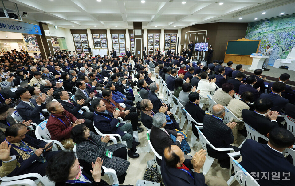 [천지일보=박준성 기자] 23일 경기 청평 신천지 평화연수원에서 열린 ‘계시실상 성취증거 신천지 말씀대성회’에서 신천지예수교회 이만희 총회장의 강연을 경청하는 목회자들이 박수를 치고 있다.ⓒ천지일보 2024.11.23.