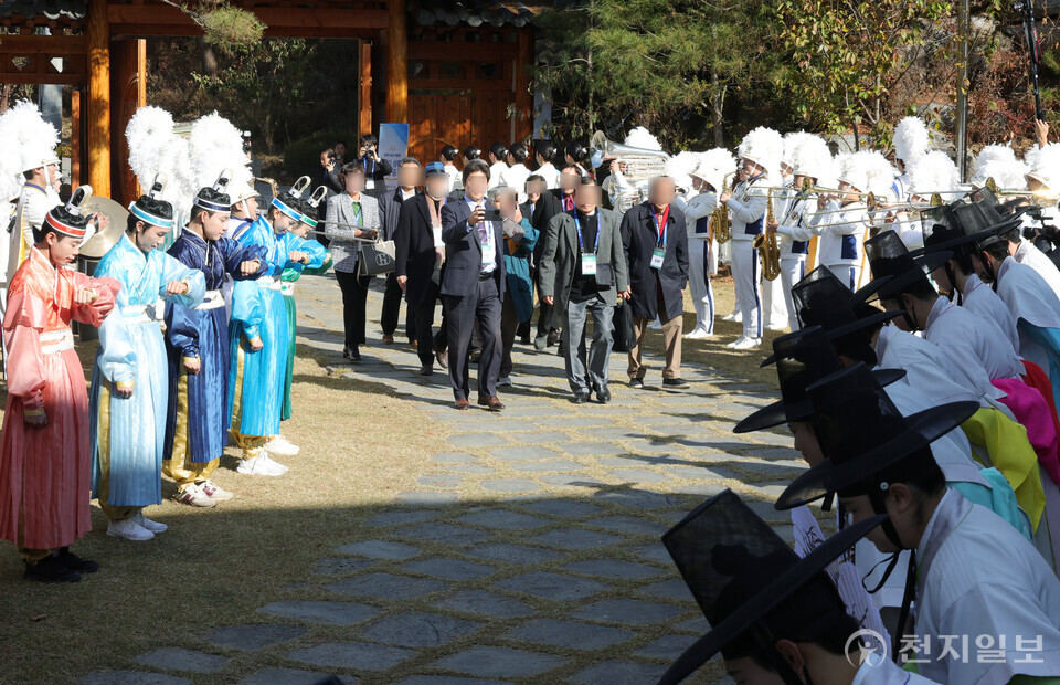 [천지일보=박준성 기자] 23일 경기 청평 신천지 평화연수원에서 열린 ‘계시실상 성취증거 신천지 말씀대성회’에 참석한 목회자들이 연수원으로 입장하고 있다. ⓒ천지일보 2024.11.23.