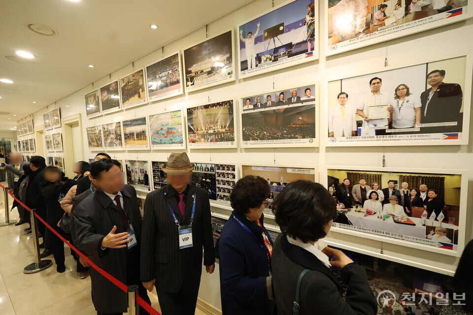 [천지일보=박준성 기자] 23일 경기 청평 신천지 평화연수원에서 열린 ‘계시실상 성취증거 신천지 말씀대성회’에 앞서 목회자들이 연수원 내 신천지 이만희 총회장의 평화행보를 담은 사진 전시물을 둘러보고 있다.ⓒ천지일보 2024.11.23.