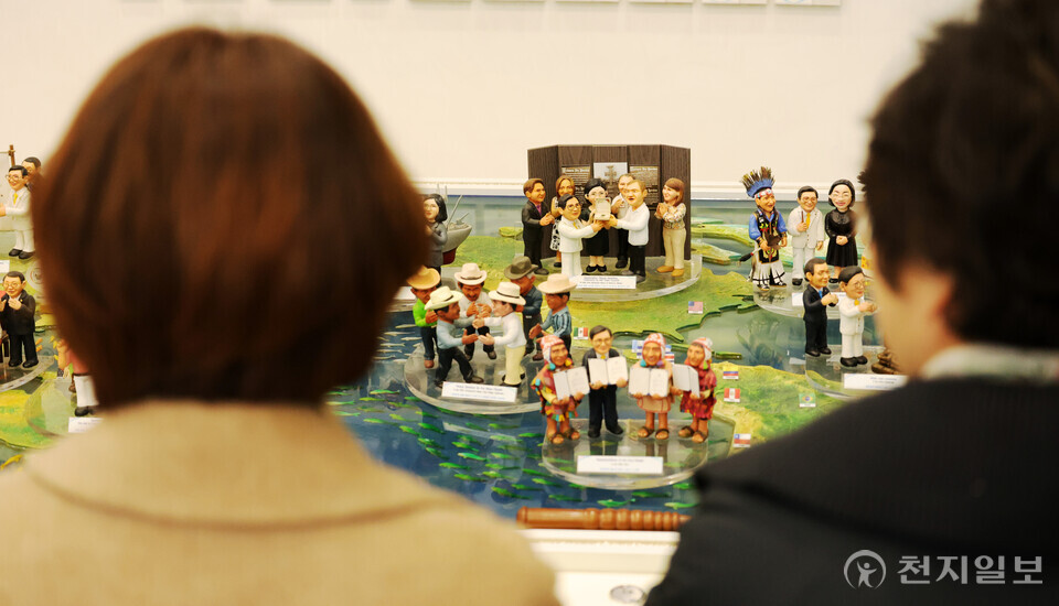 [천지일보=박준성 기자] 23일 경기 청평 신천지 평화연수원에서 열린 ‘계시실상 성취증거 신천지 말씀대성회’에 앞서 참석자들이 이만희 총회장의 평화행보 미니어처를 보고 있다. ⓒ천지일보 2024.11.23.