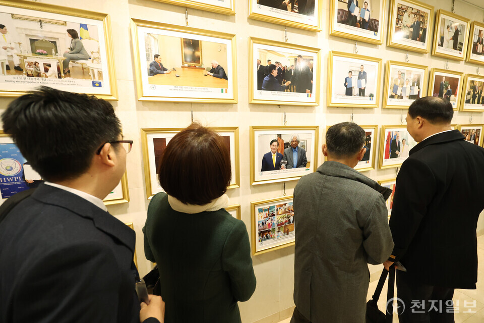 [천지일보=박준성 기자] 23일 경기 청평 신천지 평화연수원에서 열린 ‘계시실상 성취증거 신천지 말씀대성회’에 앞서 목회자들이 연수원 내 신천지 이만희 총회장의 평화행보를 담은 사진 전시물을 둘러보고 있다. ⓒ천지일보 2024.11.23.