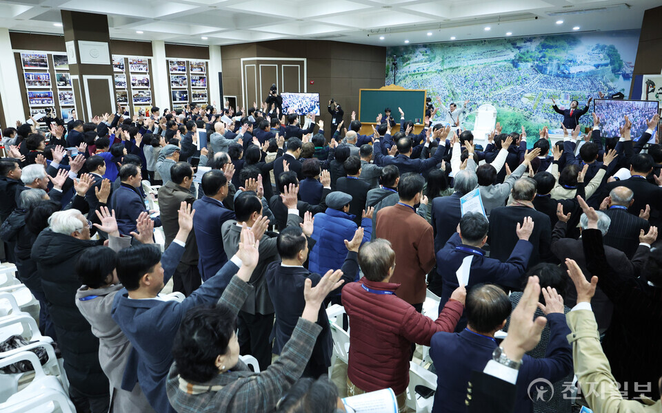 [천지일보=박준성 기자] 23일 경기 청평 신천지 평화연수원에서 열린 ‘계시실상 성취증거 신천지 말씀대성회’를 마친 뒤 신천지예수교회 이만희 총회장이 목회자들과 함께 영광을 올리고 있다.  ⓒ천지일보 2024.11.23.
