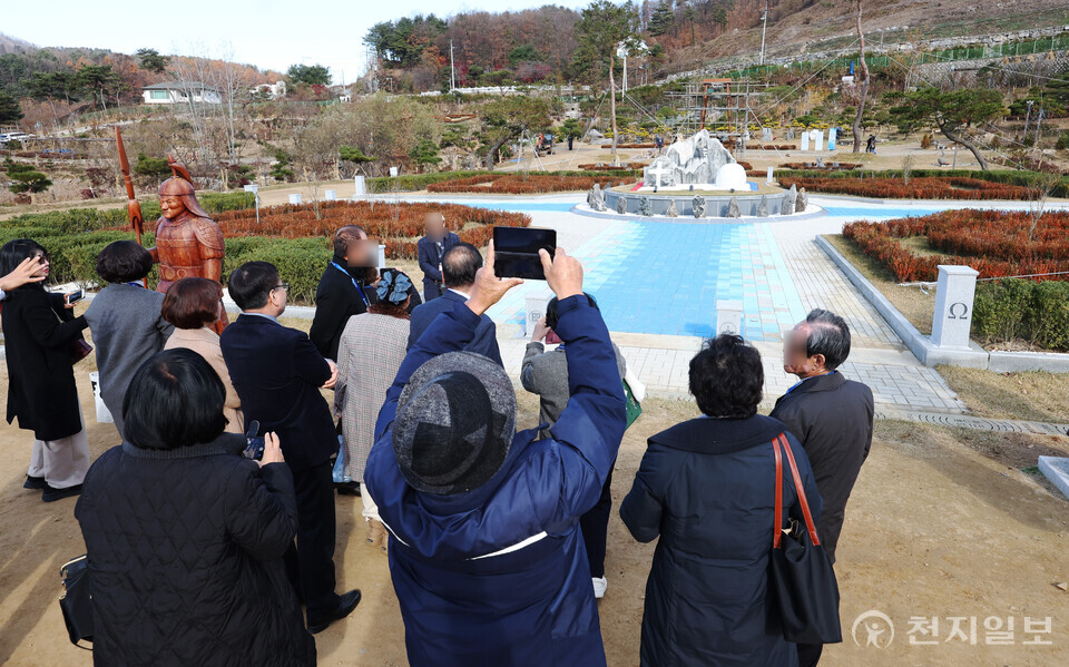 [천지일보=박준성 기자] 23일 경기 청평 신천지 평화연수원에서 열린 ‘계시실상 성취증거 신천지 말씀대성회’에 참석한 목회자들이 연수원 내 조형물을 둘러보고 있다. ⓒ천지일보 2024.11.23.