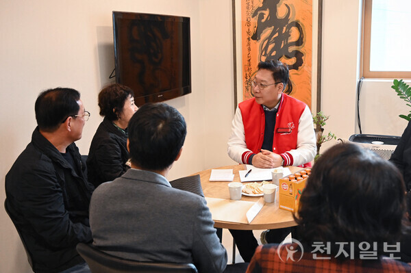 정연욱 국회의원(국민의힘, 부산 수영구)이 지난 23일 ‘주민공감데이(Day)’를 열고 민원과 정책제안 공유하는 뜻깊은 자리를 마련했다. 사진은 주민들과 대화하는 모습. (제공: 정연욱 의원실) ⓒ천지일보 2024.11.25.