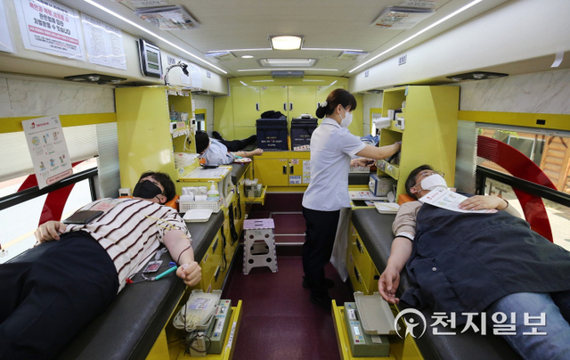 신천지예수교회 다대오지파 대구교회 성도가 지난 21일 대구문화예술회관 앞 단체헌혈행사장에서 헌혈을 하고 있다. (제공: 신천지 다대오지파) ⓒ천지일보 2022.4.24