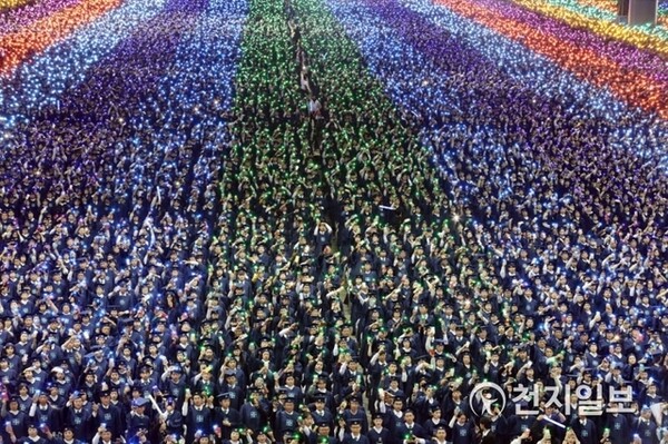 지난 2019년 11월 10일 신천지예수교 증거장막성전(신천지예수교회)이 ‘시온기독교선교센터 110기 수료식’을 진행하고 있다. 신천지예수교회에 따르면 수료 인원은 총 10만 3764명으로, 1년여 만에 10만 수료식을 열었다. 장소 사정상 현장 참석은 6만여명, 지방 및 해외는 생중계로 동시 수료했다. (제공: 신천지예수교회) ⓒ천지일보 2019.11.10