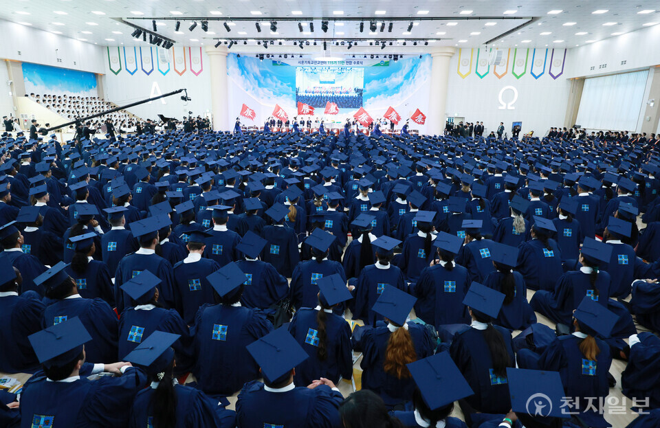 [천지일보=박준성 기자] 30일 충북 청주교회에서 신천지예수교 증거장막성전(신천지예수교회)이 주최한 ‘신천지 12지파 시온기독교선교센터 115기 수료식’이 열리고 있다. 신천지예수교회는 이날 수료생 11만 1628명을 배출했다. 이는 단일 교단 사상 최대 규모이다. 신천지 문화예술단이 특별공연을 펼치고 있다. ⓒ천지일보 2024.10.30.