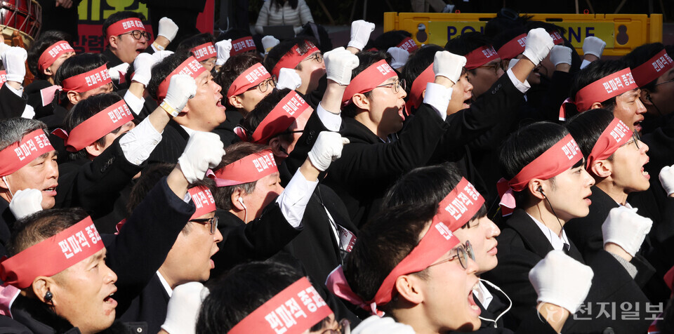 [천지일보=박준성 기자] 25일 경기도 수원시 영통구 경기도청 북문 앞에서 열린 신천지예수교회 ‘편파적인 종교탄압 규탄 결의대회’ 릴레이집회에 참가자들이 구호를 외치고 있다. 신천지예수교회는 지난달 29일 경기관광공사가 협의도 없이 파주 임진각 평화누리 대관을 대관 당일 일방적으로 취소 통보한 것에 대해 규탄, 김동연 경기도지사와 경기관광공사에 대한 사과를 촉구했다.ⓒ천지일보 2024.11.25.