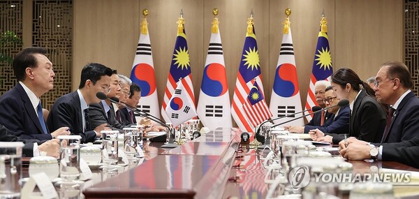 윤석열 대통령과 안와르 이브라힘 말레이시아 총리가 25일 서울 용산 대통령실에서 정상회담을 하고 있다. (출처: 연합뉴스)
