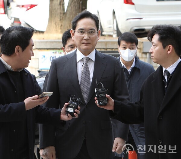 [천지일보=김정필 기자] 이재용 삼성전자 회장이 25일 오후 서울 서초구 서울중앙지방법원에서 삼성 부당 합병 혐의 관련 2심 공판에 출석하고 있다.  ⓒ천지일보 2024.11.25.
