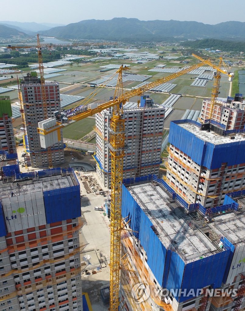 한 아파트 공사현장의 타워크레인이 멈춰 있다. (출처: 연합뉴스)