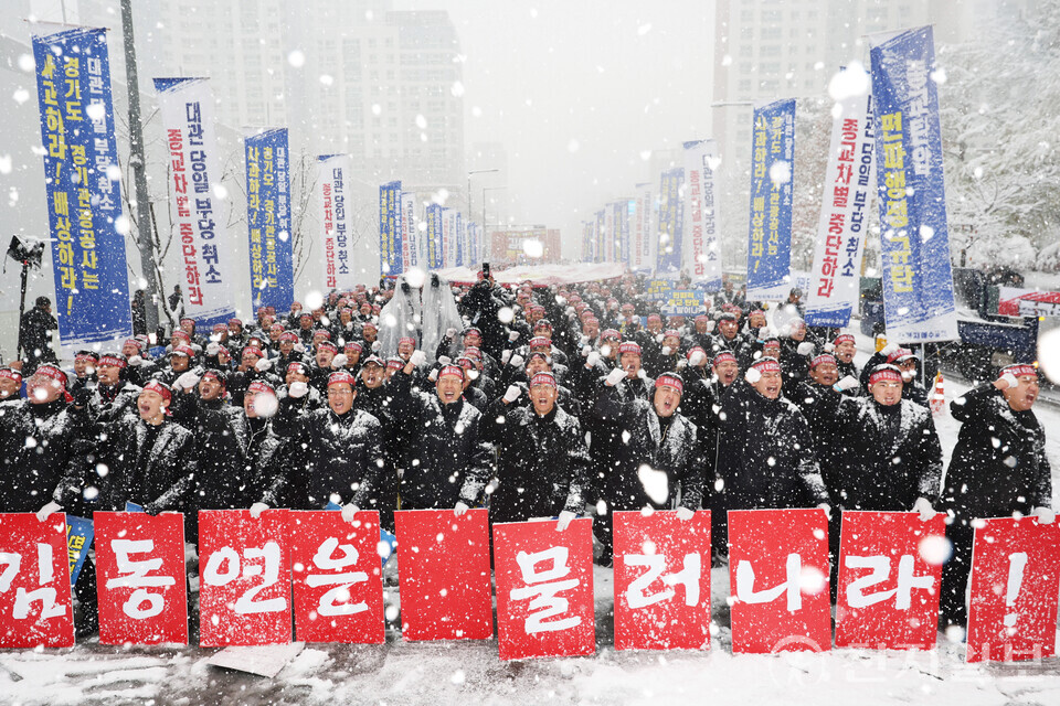 [천지일보=남승우 기자] 서울과 수도권, 강원 일부 지역에 대설주의보가 발효된 가운데 27일 경기 수원시 영통구 경기도청 북문 앞에서 열린 ‘편파적인 종교탄압 규탄 결의대회’ 릴레이 집회에서 참가자들이 구호를 외치고 있다. ⓒ천지일보 2024.11.27.