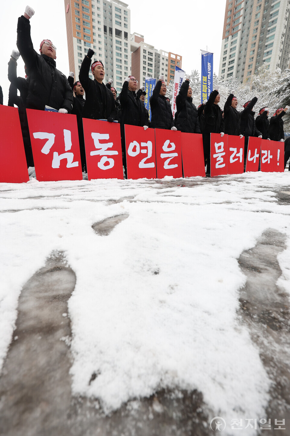 [천지일보=남승우 기자] 서울과 수도권, 강원 일부 지역에 대설주의보가 발효된 가운데 27일 경기 수원시 영통구 경기도청 북문 앞에서 열린 ‘편파적인 종교탄압 규탄 결의대회’ 릴레이 집회에서 참가자들이 구호를 외치고 있다. ⓒ천지일보 2024.11.27.