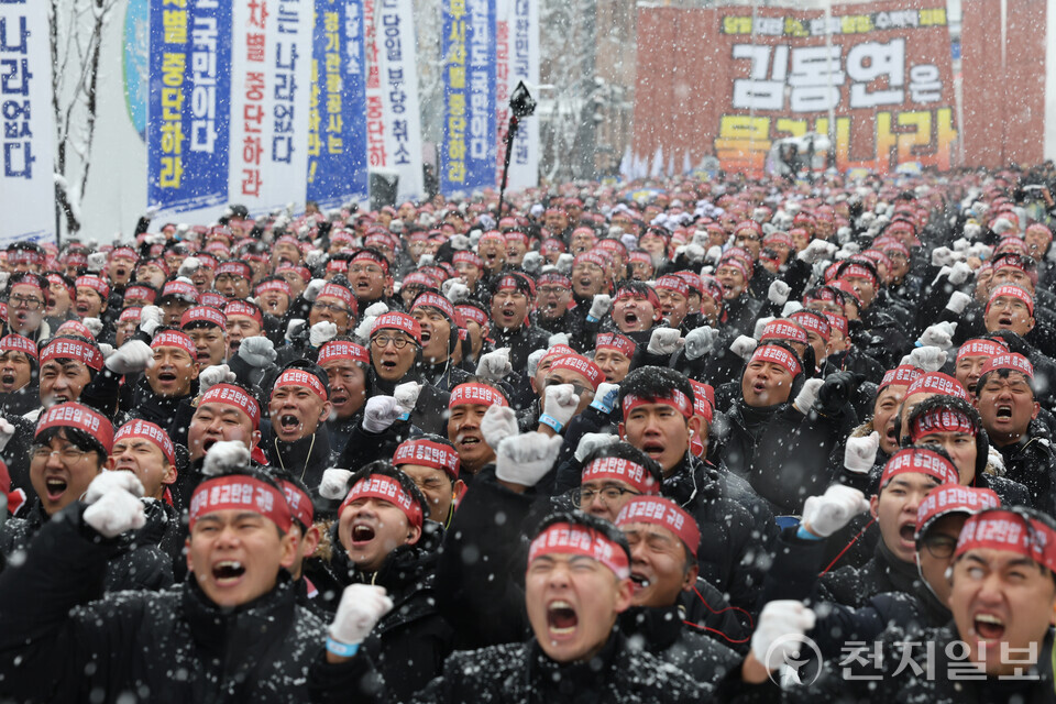 [천지일보=남승우 기자] 서울과 수도권, 강원 일부 지역에 대설주의보가 발효된 가운데 27일 경기 수원시 영통구 경기도청 북문 앞에서 열린 ‘편파적인 종교탄압 규탄 결의대회’ 릴레이 집회에서 참가자들이 구호를 외치고 있다. ⓒ천지일보 2024.11.27.