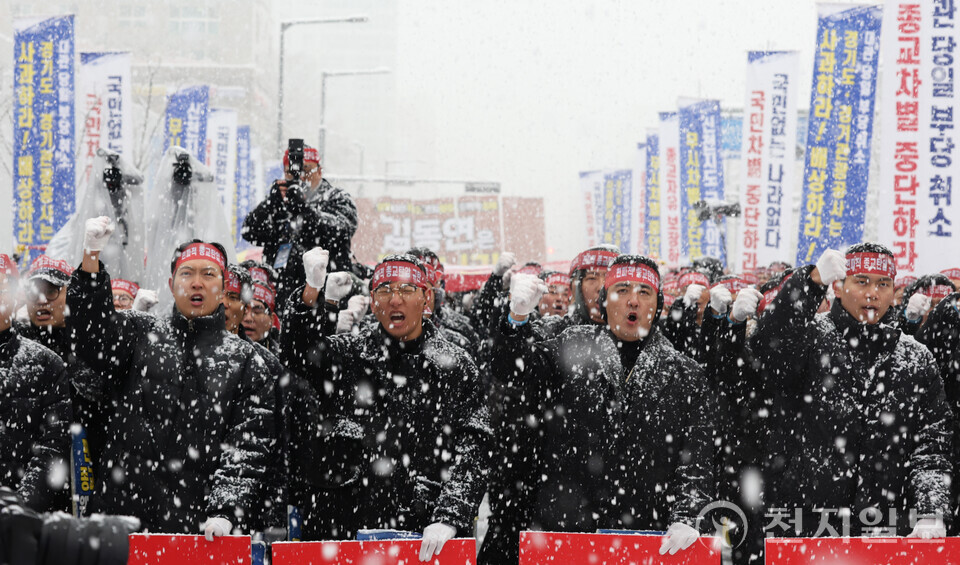 [천지일보=남승우 기자] 서울과 수도권, 강원 일부 지역에 대설주의보가 발효된 가운데 27일 경기 수원시 영통구 경기도청 북문 앞에서 열린 ‘편파적인 종교탄압 규탄 결의대회’ 릴레이 집회에서 참가자들이 구호를 외치고 있다. ⓒ천지일보 2024.11.27.