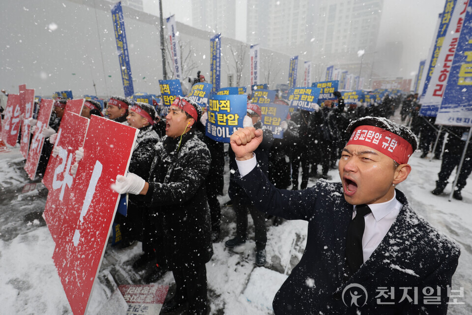 [천지일보=남승우 기자] 이정우 안드레지파장이 27일 경기 수원시 영통구 경기도청 북문 앞에서 열린 ‘편파적인 종교탄압 규탄 결의대회’ 릴레이 집회에서 구호를 외치고 있다. ⓒ천지일보 2024.11.27.