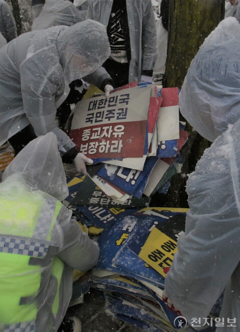 [천지일보=이시문 기자] 27일 경기 수원시 장안구 경기관광공사 정문 앞에서 신천지예수교 증거장막성전(신천지예수교회) 요한지파 성도들이 결의대회를 마치고 뒷정리를 하고 있다. ⓒ천지일보 2024.11.27.