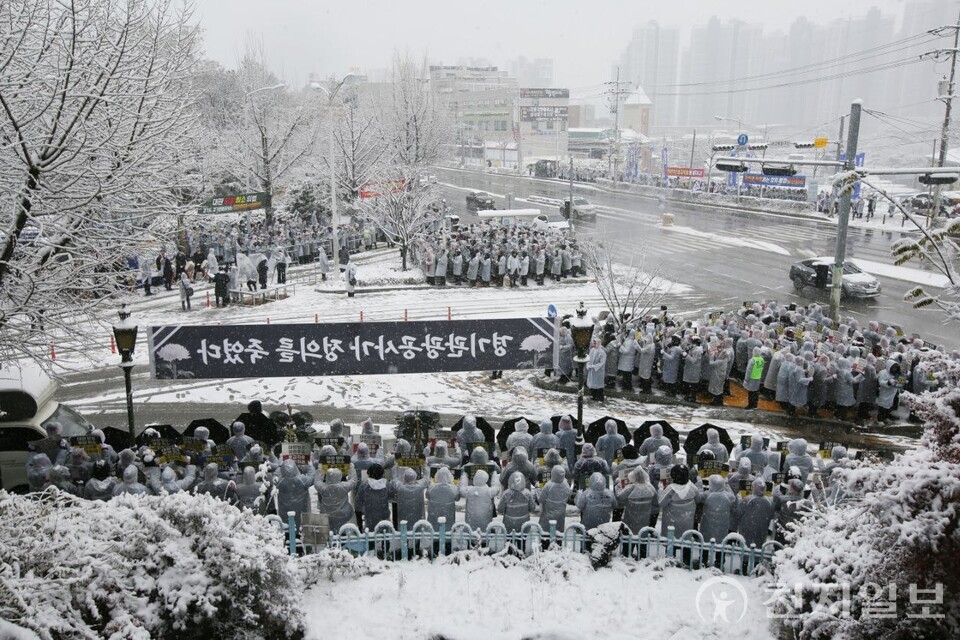 [천지일보=이시문 기자] 27일 경기 수원시 장안구 경기관광공사 정문 앞에서 신천지예수교 증거장막성전(신천지예수교회) 요한지파 성도들이 ‘편파적인 종교탄압 규탄 결의대회’를 열고 있다. 신천지예수교회는 지난달 29일 경기관광공사가 협의도 없이 파주 임진각 평화누리 대관을 당일 일방적으로 취소 통보한 것에 대해 규탄, 김동연 경기도지사와 경기관광공사에 대한 사과와 피해 배상을 촉구했다. (제공: 신천지 요한지파) ⓒ천지일보 2024.11.27.