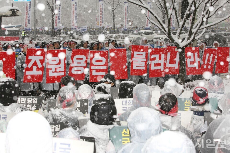 [천지일보=이시문 기자] 27일 경기 수원시 장안구 경기관광공사 정문 앞에서 신천지예수교 증거장막성전(신천지예수교회) 요한지파 성도들이 ‘편파적인 종교탄압 규탄 결의대회’를 열고 있다. 신천지예수교회는 지난달 29일 경기관광공사가 협의도 없이 파주 임진각 평화누리 대관을 당일 일방적으로 취소 통보한 것에 대해 규탄, 김동연 경기도지사와 경기관광공사에 대한 사과와 피해 배상을 촉구했다. (제공: 신천지 요한지파) ⓒ천지일보 2024.11.27.