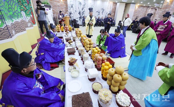 [사진=박준성 기자] 논산시유림협의회(회장 양철야)가 주관하는 ‘제23회 논산시 기로연’이 26일 오전 논산시 노블레스 컨벤션 웨딩홀 3층 행사장에서 진행됐다. 사진은 논산시유림협의회 양철야 회장이 어르신들에게 만수무강을 기원하며 술을 올리는 헌작례 모습. ⓒ천지일보 2024.11.27.