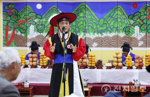 [사진=박준성 기자] 백성현 논산시장은 “오늘 이 기로연 행사가 우리 선조들의 아름다운 삶을 물려주고 사람답게 사는 길을 안내해주는 계기가 됐으면 좋겠다”고 전했다. ⓒ천지일보 2024.11.27.