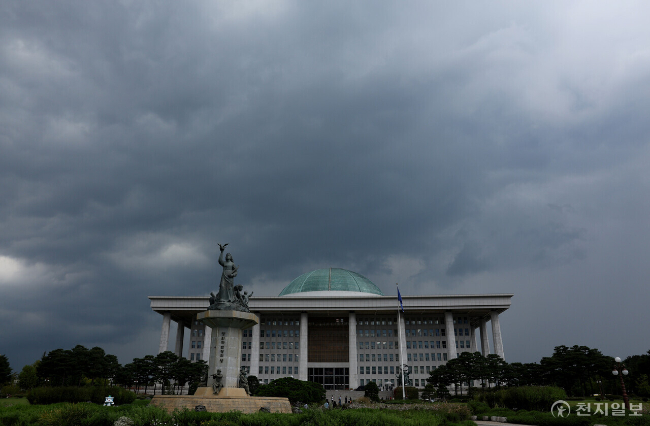 [천지일보=박준성 기자] 더불어민주당 이재명 대표의 구속영장 기각에 이어 이용균 대법원장 후보자에 대한 임명동의안을 두고 여야가 이달 초 본회의 처리를 잠정 합의함에 따라 정기국회가 정상화할지 관심을 쏠리고 있다. 4일 오후 서울 여의도 국회의사당 본청 위로 짙은 먹구름이 끼어 있다. ⓒ천지일보 2023.10.04.