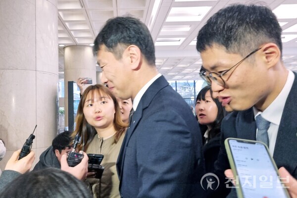 [천지일보=김누리 기자] 이복현 금융감독원장이 28일 8개 은행지주 이사회 의장과 2024 정례간담회에 참석하기 위해 서울 중구 은행회관에 들어가고 있다. ⓒ천지일보 2024.11.28.