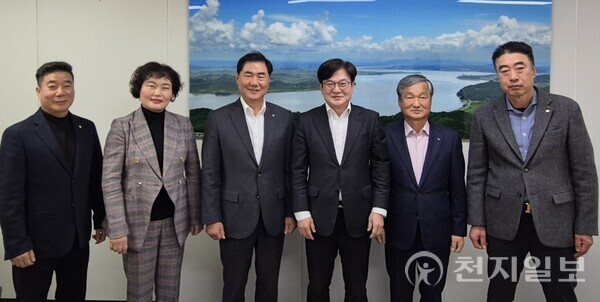 김병수 김포시장(오른쪽 세번째)이 지난 27일 김포시건설관련기업인협의회 임원진과 면담 후 기념촬영을 하고 있다.(제공: 김포시청) ⓒ천지일보 2024.11.28.