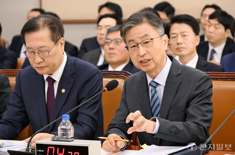 [천지일보=박준성 기자] 최재해 감사원장이 25일 서울 여의도 국회에서 열린 법제사법위원회의 법무부, 법제처, 감사원, 고위공직자범죄수사처(공수처), 헌법재판소, 대법원, 대검찰청에 대한 종합감사에서 의원 질의에 답변하고 있다. ⓒ천지일보 2024.10.25.