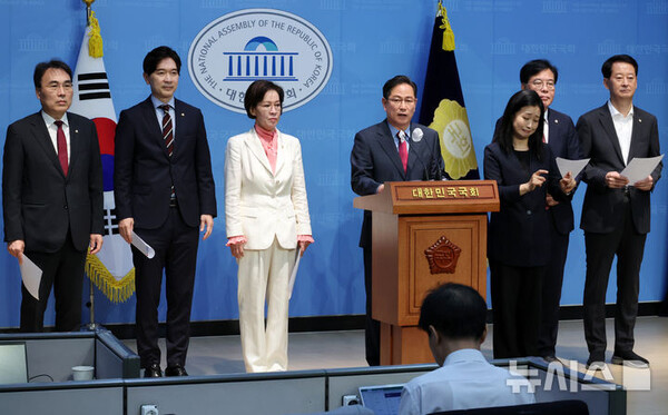 30일 오전 서울 여의도 국회 소통관에서 기획재정위원회 송언석 위원장과 박수영 국민의힘 간사를 비롯한 여당 의원들이 금융투자소득세 폐지를 위한 성명서 발표 기자회견을 하고 있다. 왼쪽부터 이종욱, 박성훈, 이인선, 박수영, 송언석, 최은석 의원. 2024.09.30. (출처: 뉴시스)