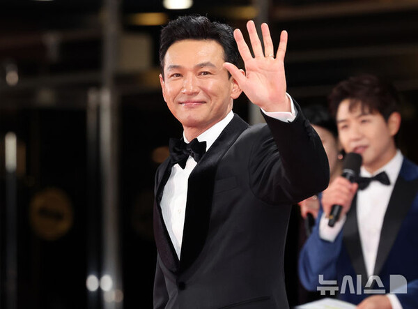 배우 황정민이 29일 오후 서울 영등포구 여의도 KBS홀에서 열린 제45회 청룡영화상에서 레드카펫을 밟고 있다. (출처: 뉴시스)
