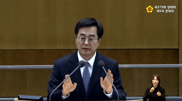 29일 경기도의회 제379회 제5차 본회의에서 신천지 대관 취소 관련 질의에 답변하는 김동연 경기도지사. (출처: 경기도의회 회의록 홈페이지)