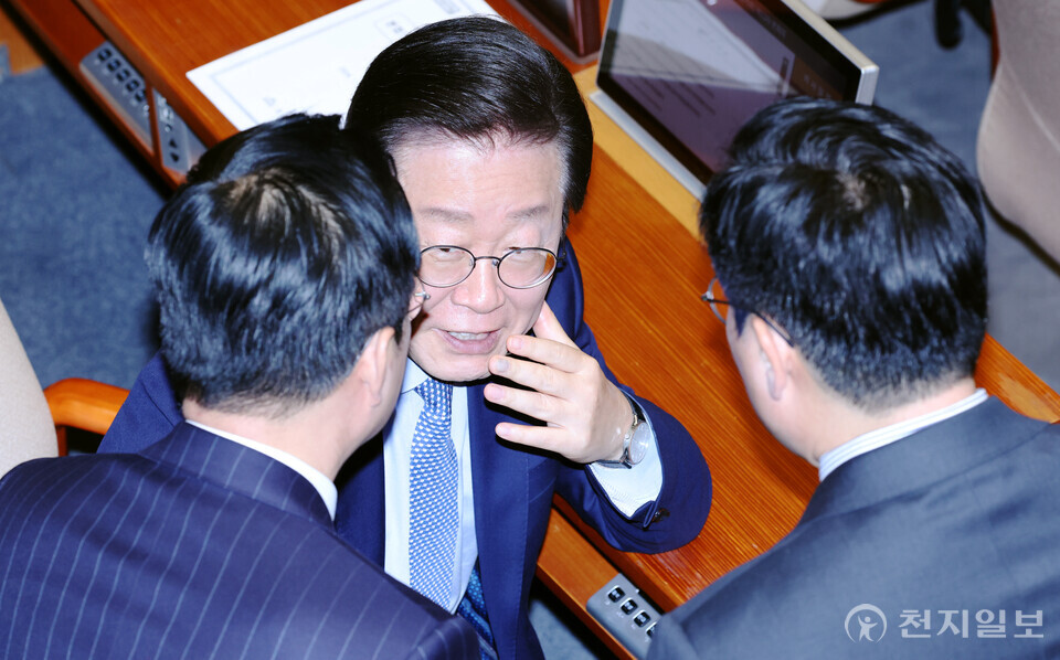 [천지일보=박준성 기자] 28일 오후 서울 여의도 국회에서 열린 제418회 국회(정기회) 본회의에서 더불어민주당 이재명 대표가 박찬대 원내대표 등과 대화를 나누고 있다. ⓒ천지일보 2024.11.28.