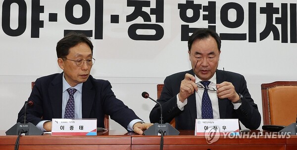 여야의정 협의체 3주 만에 좌초(서울=연합뉴스) 이진우 대한의학회장(오른쪽)과 이종태 KAMC 이사장이 1일 오후 국회에서 열린 여·야·의·정 협의체 회의와 관련한 입장 발표를 하고 있다.