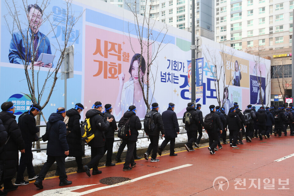 [천지일보=이시문 기자] 2일 경기도 수원시 영통구 경기도청 북문 앞에서 ‘편파적인 종교탄압 규탄 결의대회’ 릴레이집회가 마친 뒤 집회 참가자들이 질서를 지키며 현장에서 이동하고 있다. ⓒ천지일보 2024.12.02.