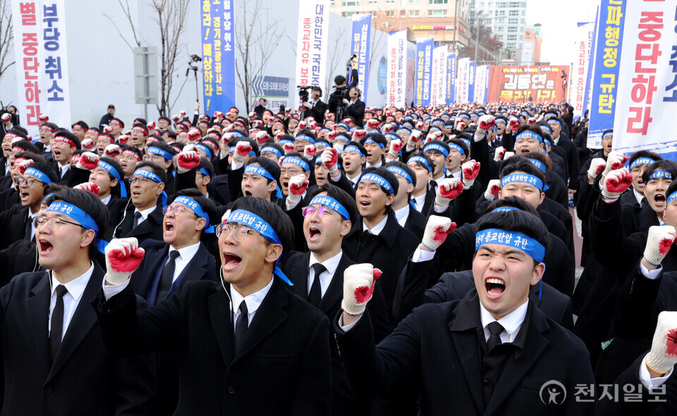 [천지일보=박준성 기자] 2일 경기도 수원시 영통구 경기도청 북문 앞에서 열린 신천지예수교회 ‘편파적인 종교탄압 규탄 결의대회’ 릴레이집회에 참가자들이 구호를 외치고 있다. ⓒ천지일보 2024.12.02.