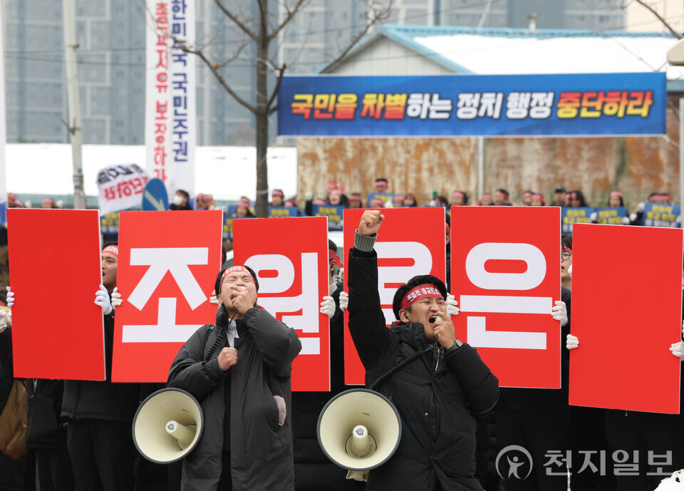 [천지일보=남승우 기자] 신천지예수교 증거장막성전(신천지예수교회) 요한지파 성도들이 2일 경기 수원시 장안구 경기관광공사 정문 앞에서 열린 ‘편파적인 종교탄압 규탄 결의대회’ 릴레이 집회에서 구호를 외치고 있다. ⓒ천지일보 2024.12.02.