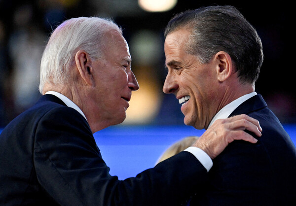 U.S. President Joe Biden greets his son Hunter Biden at the Democratic National Convention (DNC) in Chicago, Illinois, U.S. August 19, 2024. REUTERS/Craig Hudson/File Photo (출처: 연합뉴스)