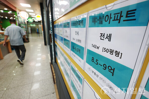 [천지일보=남승우 기자] 서울 아파트의 3.3㎡당 평균 전셋값이 2400만원을 넘어섰다. 8일 KB부동산의 주택가격 통계에 따르면 지난 7월 서울 아파트 3.3㎡당 전세 평균 가격은 2417만원으로 집계됐다. 이는 지난해 7월에 비해 176만원 오른 것으로, 지난 2022년 12월 이후 1년 7개월 만에 평당 2400만원을 웃돌았다. 이날 서울 시내의 한 공인중개사무소에 매물정보가 게시돼 있다.ⓒ천지일보 2024.08.08.