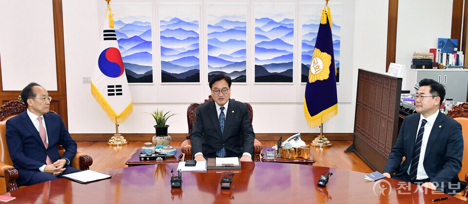 [천지일보=박준성 기자] 우원식 국회의장과 여야 원내대표가 18일 서울 여의도 국회의장실에서 회동하고 있다. ⓒ천지일보 2024.11.18.
