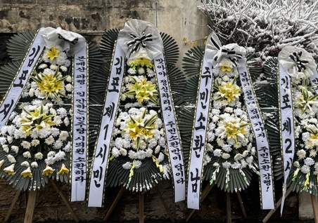 지난달 27일 김포시의회 앞에 놓인 근조화환( 독자 제공)
