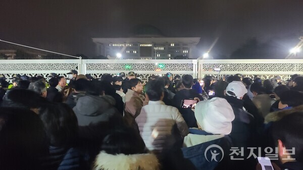 [천지일보=박준성 기자] 윤석열 대통령이 3일 비상 계엄을 선포한 가운데 국회로 몰려든 시민들이 경찰과 대치하고 있다. ⓒ천지일보 2024.12.04.