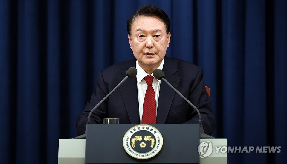 윤석열 대통령이 3일 밤 서울 용산 대통령실 청사에서 긴급 대국민 특별 담화를 하고 있다. 2024.12.3. (출처: 연합뉴스)