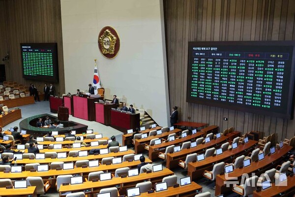 윤석열 대통령이 긴급 대국민 담화를 통해 비상계엄령을 발표한 가운데 4일 서울 여의도 국회 본회의장에서 비상계엄 해제 요구 결의안이 가결되고 있다. (출처: 뉴시스)
