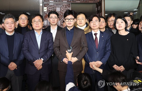 윤석열 대통령이 3일 밤 긴급성명을 통해 비상계엄을 선포한 가운데 4일 새벽 서울 영등포구 여의도 국회에서 국민의힘 한동훈 대표가 입장을 밝히고 있다. 2024.12.4 (출처: 연합뉴스)